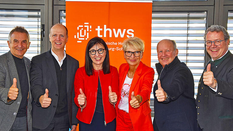 Arbeitstreffen zum neuen Bachelorstudiengang „Kulinarik- und Weintourismus“ mit (von links) Walter Taubeneder (MdL, Mitglied der AG Tourismus), Prof. Dr. Robert Grebner (THWS-Präsident), Barbara Becker, (MdL und stellvertretende Vorsitzende der AG Tourismus), Andrea Behr (CSU), Hermann Kolesch (ehemaliger Präsident der Bayerischen Landesanstalt für Wein- und Gartenbau) sowie Klaus Stöttner (MdL, Vorsitzender AG Tourismus) (auf dem Foto fehlen Prof. Dr. Theo Eberhard, emeritierter Professor für Tourismus an der Hochschule für angewandte Wissenschaften München, sowie THWS-Viezepräsident Prof. Dr. Achim Förster).