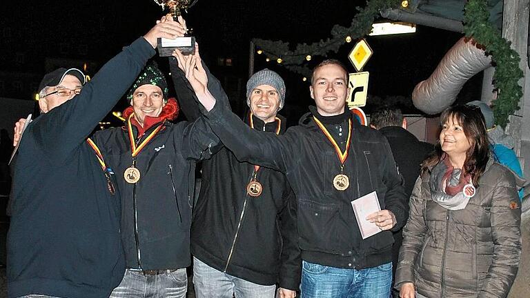 Die Mannschaft &bdquo;Erhard Werkzeugbau' holte den Pokal. Mit den Männern freut sich die Vorsitzende der Werbegemeinschaft, Carmen Lang.