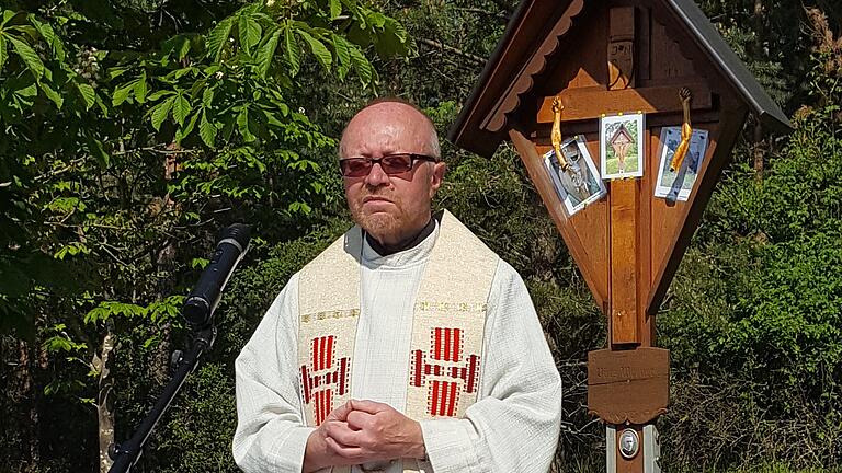 Pfarrer Leo Brand vor dem zerstörten Piuskreuz. Bilder zeigen, wie es früher ausgesehen hat. Pfarrer Leo Brand vor dem zerstörten Piuskreuz. Bilder zeigen, wie es früher ausgesehen hat.