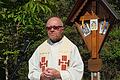 Pfarrer Leo Brand vor dem zerstörten Piuskreuz. Bilder zeigen, wie es früher ausgesehen hat.