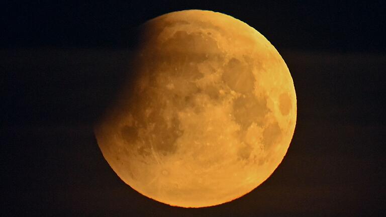 Der Beginn einer Mondfinsternis aus dem Jahr 2022: An diesem Samstag wird erneut eine partielle Mondfinsternis am Himmel zu beobachten sein.