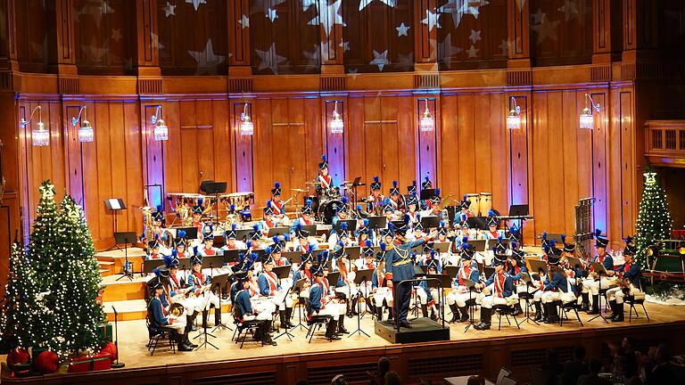 Das Jugendmusikkorps beim traditionellen Eltern- und Jahreskonzert im Max-Littmann-Saal       -  Das Jugendmusikkorps beim traditionellen Eltern- und Jahreskonzert im Max-Littmann-Saal