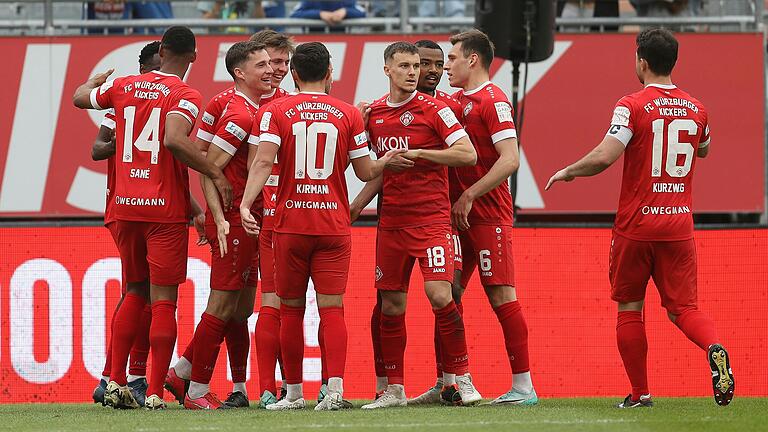 Die Würzburger Kickers wollen, wie hier beim 4:0 gegen den FC Eintracht Bamberg, auch beim Auswärtsspiel in Aubstadt wieder jubeln.