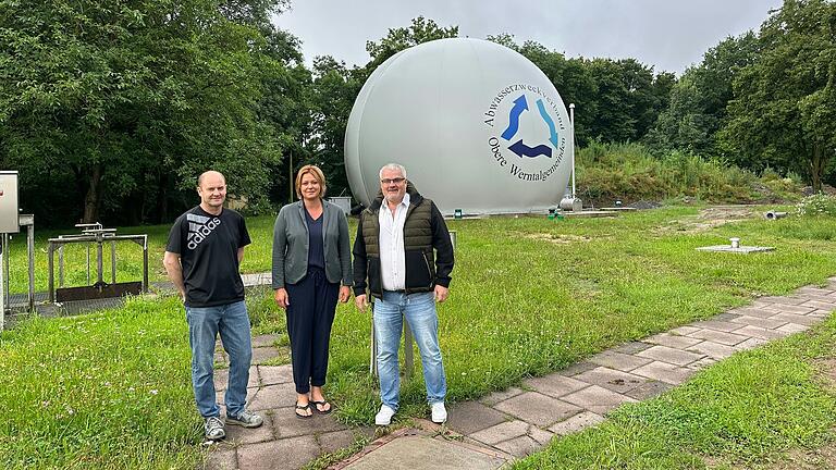 Am neuen Gasspeicher (von links): Betriebsleiter Jürgen Seufert, die Zweite Vorsitzende des Abwasserzeckverbands Obere Werntalgemeinden Simone Seufert und der Erste Vorsitzende Willi Warmuth.