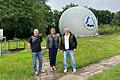 Am neuen Gasspeicher (von links): Betriebsleiter Jürgen Seufert, die Zweite Vorsitzende des Abwasserzeckverbands Obere Werntalgemeinden Simone Seufert und der Erste Vorsitzende Willi Warmuth.