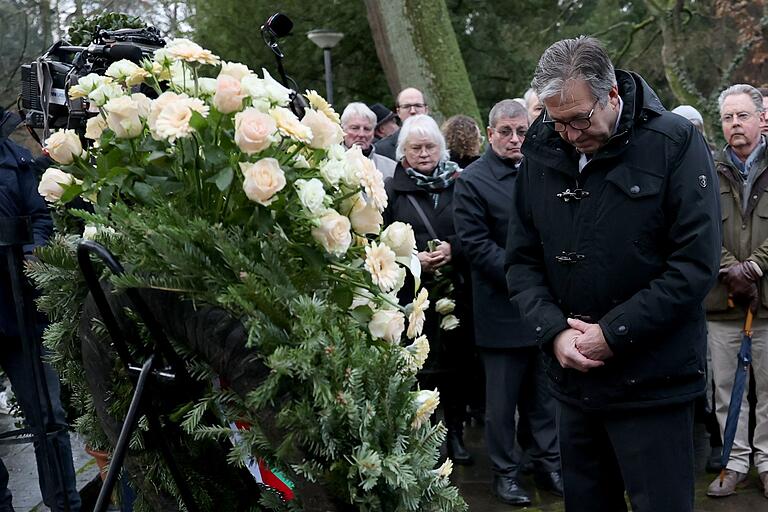 Oberbürgermeister Jürgen Herzing verneigt sich nach der Kranzniederlegung nach dem tödlichen Angriff in Aschaffenburg.