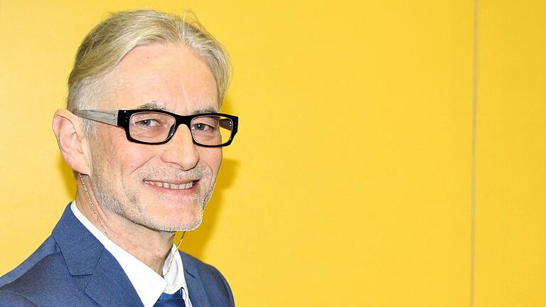 Sulzheims Bürgermeister Jürgen Schwab wirbt um Gelassenheit, trotz enormen Schuldenzuwachses für seine Gemeinde. Die anstehenden Investitionen seien notwendig und finanzierbar. Sulzheims Bürgermeister Jürgen Schwab wirbt um Gelassenheit, trotz enormen Schuldenzuwachses für seine Gemeinde. Die anstehenden Investitionen seien notwendig und finanzierbar.