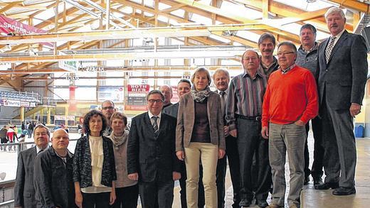 40 Jahre Eisbahn: Ehrungen gab es für langjährige Mitglieder des Eislauf- und Rollschuhvereins (von links) Zweiter Vorsitzender Werner Dietmar, Bernd Hering, Gabriele Knaup, Stephan Heckenberger, Christine Dietmar, Bürgermeister Klaus Rehberger, Michael Eberlein, Dritter Vorsitzender Stefan Greier, Angelika Hohmann, Vorsitzender Stefan Labus, Rudolf Kolb, Michael Pöhlmann, Martin Hofmann, Günter Theobald und Karl-Heinz Kauczok vom Stadtverband für Sport.