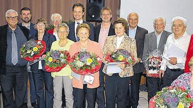 Treue AWO-Mitglieder und Gratulanten: (von links) Thea Kupfer und Helmut Endres, Bürgermeister Stefan Rottmann, Helga Edenhofer, Gaby Sander, Elfriede Bauer, Landrat Florian Töpper, Elfriede Löhmer, Gerald Möhrlein, Roswita Wolz, Karl Schmitt, Ottmar Klüpfel, Karl Weinig, Landtagabgeordnete Kathi Petersen und Cilli Hubel. Treue AWO-Mitglieder und Gratulanten: (von links) Thea Kupfer und Helmut Endres, Bürgermeister Stefan Rottmann, Helga Edenhofer, Gaby Sander, Elfriede Bauer, Landrat Florian Töpper, Elfriede Löhmer, Gerald Möhrlein, Roswita Wolz, Karl Schmitt, Ottmar Klüpfel, Karl Weinig, Landtagabgeordnete Kathi Petersen und Cilli Hubel.