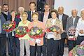 Treue AWO-Mitglieder und Gratulanten: (von links) Thea Kupfer und Helmut Endres, Bürgermeister Stefan Rottmann, Helga Edenhofer, Gaby Sander, Elfriede Bauer, Landrat Florian Töpper, Elfriede Löhmer, Gerald Möhrlein, Roswita Wolz, Karl Schmitt, Ottmar Klüpfel, Karl Weinig, Landtagabgeordnete Kathi Petersen und Cilli Hubel.