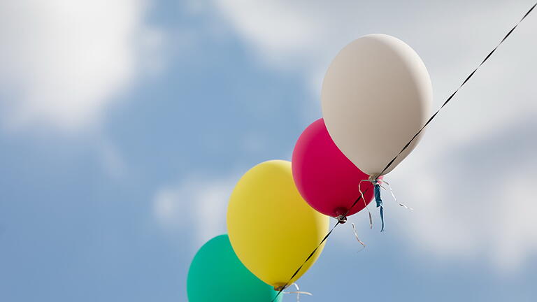 Stadtfest       -  Zahlreiche Menschen besuchen am Samstag (14.09.19) das 30. Stadtfest in der Würzburger Innenstadt. #Luftballon