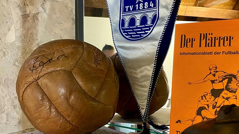 Mit diesem Fußball aus Leder ist heute wohl kein Spiel mehr zu gewinnen. Mit den Unterschriften der Weltmeister-Finalisten von 1966, Siegfried 'Siggi' Held aus Marktheidenfeld und seinem Freund Lothar 'Emma' Emmerich, dient der Ball auch nur noch als Erinnerungsstück. Mit diesem Fußball aus Leder ist heute wohl kein Spiel mehr zu gewinnen. Mit den Unterschriften der Weltmeister-Finalisten von 1966, Siegfried 'Siggi' Held aus Marktheidenfeld und seinem Freund Lothar 'Emma' Emmerich, dient der Ball auch nur noch als Erinnerungsstück.