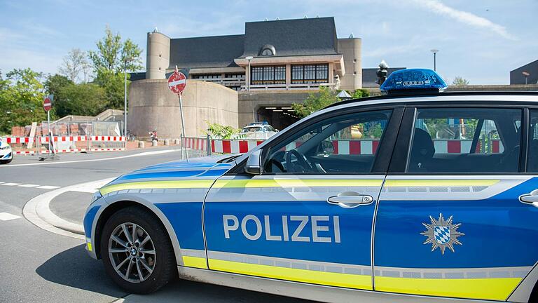 Die Polizei war zwischenzeitlich mit einem Großaufgebot an der Universität Würzburg im Einsatz und riegelte das Gelände ab. Die Polizei war zwischenzeitlich mit einem Großaufgebot an der Universität Würzburg im Einsatz und riegelte das Gelände ab.
