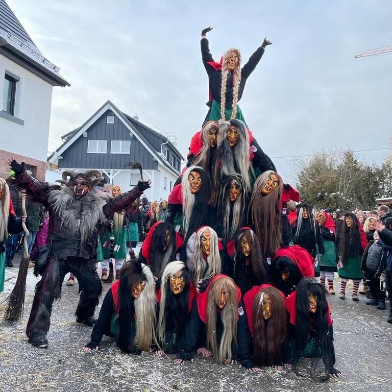 Die Hexen und der Hexentreiber der Narrenzunft Glatten 2002 nehmen in diesem Jahr am Würzburger Faschingszug teil. Die Hexen und der Hexentreiber der Narrenzunft Glatten 2002 nehmen in diesem Jahr am Würzburger Faschingszug teil.