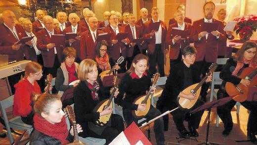 Stimmungsvoll: Das „Ave Maria der Berge“, das der Thüngener Männergesangervein und das Zupf-Ensemble-Lohr gemeinsam präsentierten, war der Höhepunkt des Weihnachtskonzertes in der St.-Georgskirche. Stimmungsvoll: Das „Ave Maria der Berge“, das der Thüngener Männergesangervein und das Zupf-Ensemble-Lohr gemeinsam präsentierten, war der Höhepunkt des Weihnachtskonzertes in der St.-Georgskirche.