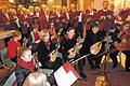 Stimmungsvoll: Das &bdquo;Ave Maria der Berge&ldquo;, das der Thüngener Männergesangervein und das Zupf-Ensemble-Lohr gemeinsam präsentierten, war der Höhepunkt des Weihnachtskonzertes in der St.-Georgskirche.