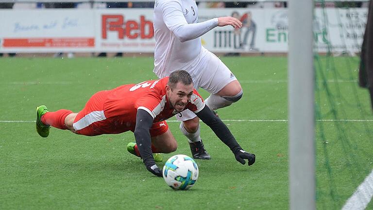 Marco Trapp wird Frammersbacher Spielertrainer - Wie Jochen Mill, Sportleiter des Fußball-Bezirksligisten TuS Frammersbach, auf Nachfrage mitteilte, werden Marco Trapp und Christian Schmitt im neuen Jahr für die Spessarter als Spielertrainer-Duo fungieren. Trapp, der bereits in der zweiten Saison für die Frammersbacher auf Torejagd geht, tritt somit die Nachfolge von André Mehrlich an. Schmitt hatte bereits bisher die Position des Co-Spielertrainers inne, wird den Verein jedoch nach dieser Saison verlassen. Danach wird Trapp alleine das Sagen haben. „Wir haben mit Marco Trapp ein längeres Gespräch geführt und sind davon überzeugt, dass er uns mit seinem Konzept weiterbringt“, erklärte Mill. Denn der neue Spielertrainer, der am kommenden Donnerstag seinen 36. Geburtstag feiert, wolle vor allem auf den eigenen Nachwuchs bauen, was sich mit den Vorstellungen des Vereins decke. „Ich denke, wir haben eine gute Wahl getroffen“, äußerte Mill. Marco Trapp bezeichnet seine neue Tätigkeit als „Riesenchance“. „Natürlich sind die Umstände schade, denn ich hätte gerne mit André die Runde zu Ende gespielt“, erklärt der Frammersbacher Torjäger, der nach dem ausführlichen Gespräch mit dem TuS-Sportleiter nicht lange habe überlegen müssen. „Ich halte sehr viel vom Verein, von den Verantwortlichen und auch vom Umfeld. Und außerdem hat die Mannschaft ein Riesenpotenzial“, schwärmt Trapp, der nach seinem Engagement beim SV Altfeld nun das zweite Mal das Amt eines Spielertrainers ausübt. „Wir werden in der Rückrunde noch einmal alles geben“, verspricht er. Wichtig sei es, das Potenzial, welches in der Mannschaft stecke, auf den Platz zu bringen. Im Bild eine Szene aus dem Frammersbacher Spiel gegen Kahl (Endstand 3:4), in dem Trapp im Zweikampf mit Gästespieler Michael Sauer zu Boden geht. Marco Trapp wird Frammersbacher Spielertrainer - Wie Jochen Mill, Sportleiter des Fußball-Bezirksligisten TuS Frammersbach, auf Nachfrage mitteilte, werden Marco Trapp und Christian Schmitt im neuen Jahr für die Spessarter als Spielertrainer-Duo fungieren. Trapp, der bereits in der zweiten Saison für die Frammersbacher auf Torejagd geht, tritt somit die Nachfolge von André Mehrlich an. Schmitt hatte bereits bisher die Position des Co-Spielertrainers inne, wird den Verein jedoch nach dieser Saison verlassen. Danach wird Trapp alleine das Sagen haben. „Wir haben mit Marco Trapp ein längeres Gespräch geführt und sind davon überzeugt, dass er uns mit seinem Konzept weiterbringt“, erklärte Mill. Denn der neue Spielertrainer, der am kommenden Donnerstag seinen 36. Geburtstag feiert, wolle vor allem auf den eigenen Nachwuchs bauen, was sich mit den Vorstellungen des Vereins decke. „Ich denke, wir haben eine gute Wahl getroffen“, äußerte Mill. Marco Trapp bezeichnet seine neue Tätigkeit als „Riesenchance“. „Natürlich sind die Umstände schade, denn ich hätte gerne mit André die Runde zu Ende gespielt“, erklärt der Frammersbacher Torjäger, der nach dem ausführlichen Gespräch mit dem TuS-Sportleiter nicht lange habe überlegen müssen. „Ich halte sehr viel vom Verein, von den Verantwortlichen und auch vom Umfeld. Und außerdem hat die Mannschaft ein Riesenpotenzial“, schwärmt Trapp, der nach seinem Engagement beim SV Altfeld nun das zweite Mal das Amt eines Spielertrainers ausübt. „Wir werden in der Rückrunde noch einmal alles geben“, verspricht er. Wichtig sei es, das Potenzial, welches in der Mannschaft stecke, auf den Platz zu bringen. Im Bild eine Szene aus dem Frammersbacher Spiel gegen Kahl (Endstand 3:4), in dem Trapp im Zweikampf mit Gästespieler Michael Sauer zu Boden geht.