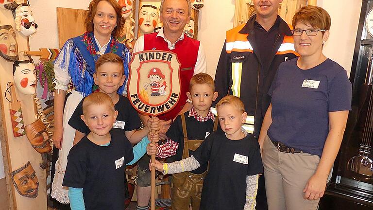 Die Freude war riesig bei den Jungs und Mädchen der Kinderfeuerwehr &bdquo;Löschwichte&ldquo; des Marktes Oberelsbach über ein neues Vortrageschild.