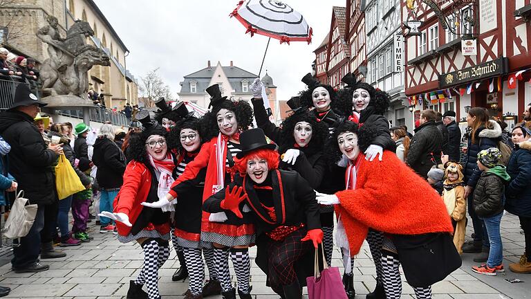Die lustige Damen aus Winterhausen durften beim Ochsenfurter Faschingszug nicht fehlen.