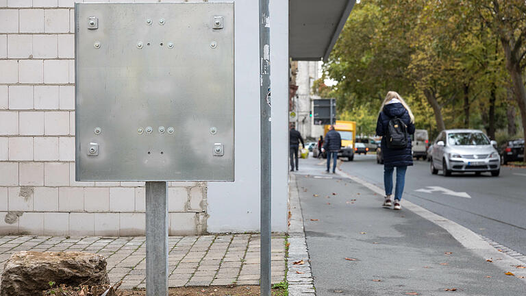 Legal oder nicht? Hier am Exerzierplatz in Würzburg hing ein CBD-Automat einer Höchberger Firma. Die Polizei hat diesen und andere Automaten abgehängt, weil dort auch Teile von Hanfpflanzen angeboten wurden. Legal oder nicht? Hier am Exerzierplatz in Würzburg hing ein CBD-Automat einer Höchberger Firma. Die Polizei hat diesen und andere Automaten abgehängt, weil dort auch Teile von Hanfpflanzen angeboten wurden.
