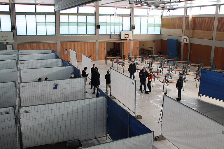 Im rechten Bereich der Halle in Gerolzhofen wird das Catering und der Essensbereich aufgebaut. In den Räumen im Hintergrund befinden sich die Auflade-Möglichkeiten für Handys.