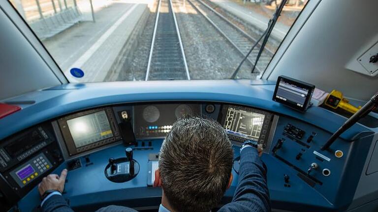 Ein Lokführer im Führerstand eines Diesel-Triebwagens der Deutschen Bahn. Foto: Daniel Karmann/dpa - Lokführerinnen und Lokführer übernehmen Verantwortung für andere Menschen. Doch wie viel Gehalt verdienen sie? Ein Lokführer im Führerstand eines Diesel-Triebwagens der Deutschen Bahn. Foto: Daniel Karmann/dpa - Lokführerinnen und Lokführer übernehmen Verantwortung für andere Menschen. Doch wie viel Gehalt verdienen sie?