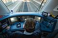 Ein Lokführer im Führerstand eines Diesel-Triebwagens der Deutschen Bahn. Foto: Daniel Karmann/dpa       -  Lokführerinnen und Lokführer übernehmen Verantwortung für andere Menschen. Doch wie viel Gehalt verdienen sie?