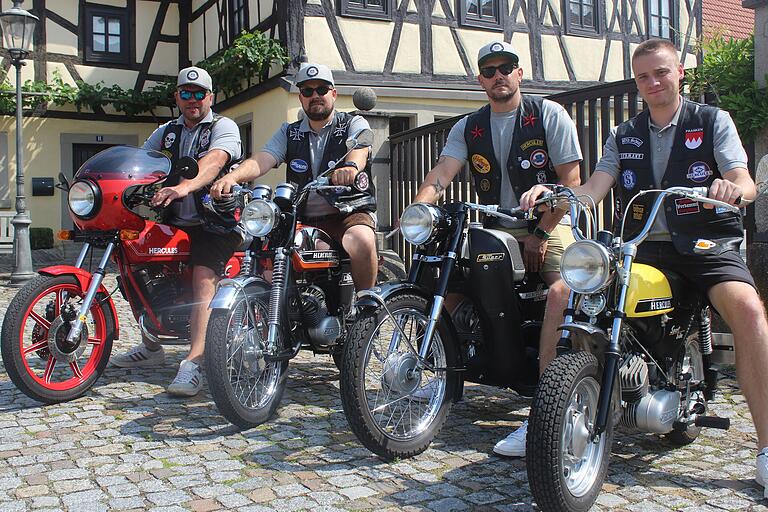 Hercules-Mopeds sind ihre Welt: Manuel Schmitt, Alexander Overlath, Bernd Reder und Daniel Herbst von den Hercules-Freunden. Hercules-Mopeds sind ihre Welt: Manuel Schmitt, Alexander Overlath, Bernd Reder und Daniel Herbst von den Hercules-Freunden.