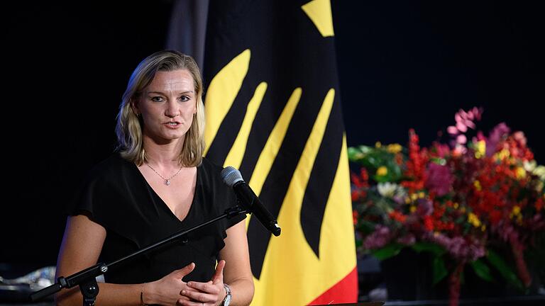 Verleihung Silbernes Lorbeerblatt - Die frühere Fußball-Nationalspielerin Alexandra Popp hält für die deutschen Olympia-Medaillengewinner die Dankesrede bei der Verleihung des Silbernen Lorbeerblatts. Verleihung Silbernes Lorbeerblatt - Die frühere Fußball-Nationalspielerin Alexandra Popp hält für die deutschen Olympia-Medaillengewinner die Dankesrede bei der Verleihung des Silbernen Lorbeerblatts.