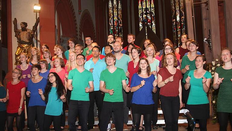 Lebensfrohe Stimmen: der Chor der Katholischen Hochschulgemeinde Heidelberg bei seinem Konzert in der Karlstadter Stadtpfarrkirche. Lebensfrohe Stimmen: der Chor der Katholischen Hochschulgemeinde Heidelberg bei seinem Konzert in der Karlstadter Stadtpfarrkirche.
