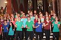 Lebensfrohe Stimmen: der Chor der Katholischen Hochschulgemeinde Heidelberg bei seinem Konzert in der Karlstadter Stadtpfarrkirche.