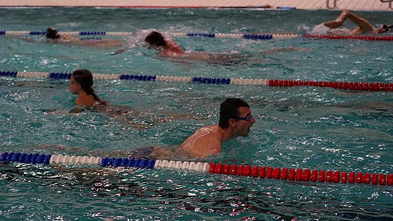 Auch beim Mondschein-Schwimmen in der Nacht waren die Bahnen des Hallenbades gut gefüllt.