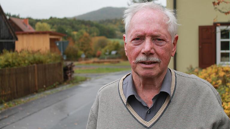 Gerhard Schätzlein, Altbürgermeister von Willmars, lebt nur wenige Gehminuten von der thüringischen Grenze entfernt.