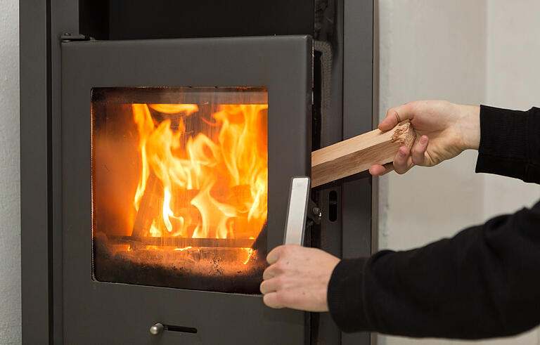 Die hohen Gaspreise sorgen dafür, dass wieder mehr Leute mit Holz heizen möchten. Die hohen Gaspreise sorgen dafür, dass wieder mehr Leute mit Holz heizen möchten.