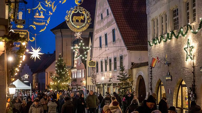 Schon am ersten Adventswochenende kamen Tausende Besucherinnen und Besucher zum Sommerhäuser Weihnachtsmarkt. Schon am ersten Adventswochenende kamen Tausende Besucherinnen und Besucher zum Sommerhäuser Weihnachtsmarkt.
