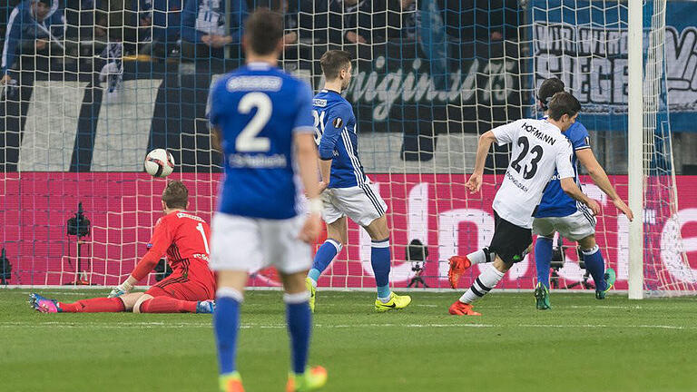 Auftakt       -  Gladbachs Jonas Hofmann (r/23) erzielt gegen Schalkes Torwart Ralf Fährmann (l) das Tor zum 1:0. Foto: Guido Kirchner