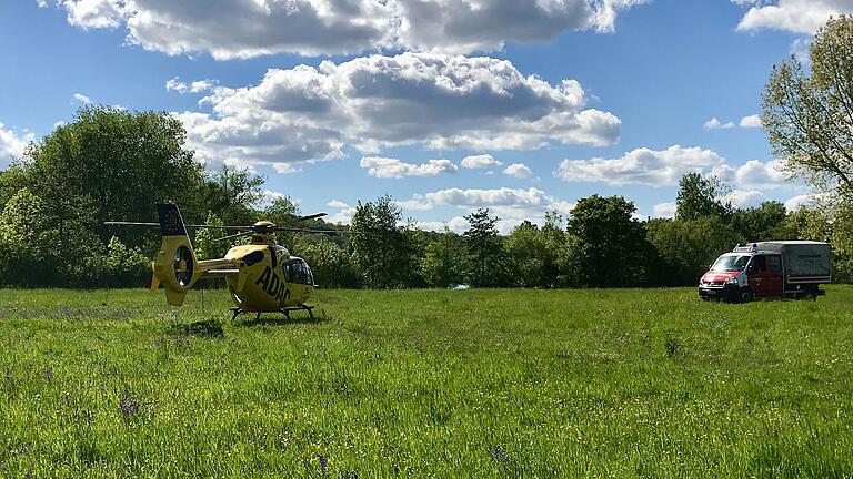 Auf der gegenüberliegenden Mainseite wartet der Rettungshubschrauber.