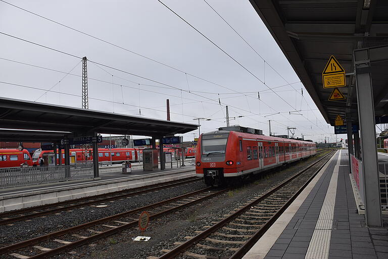 Die roten Regionalzüge der Deutschen Bahn standen am Montagvormittag im Schweinfurter Bahnhof. Lediglich die weißen Fahrzeuge der 'Erfurter Bahn' brachten hin und wieder etwas Bewegung in den Stillstand.