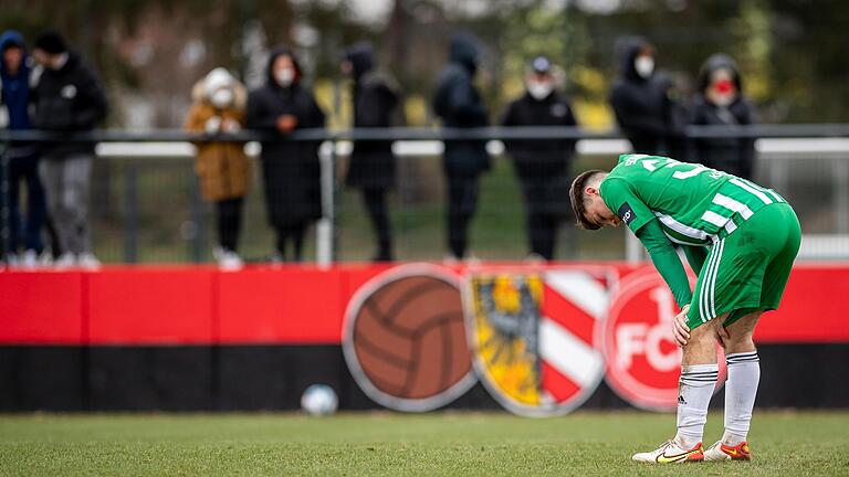 Nichts als Leere: Dem Schweinfurter Tim Kraus ist bewusst, dass das Titelrennen für den FC 05 nach dem 0:2 in Nürnberg im Februar 2022 endgültig gelaufen ist.