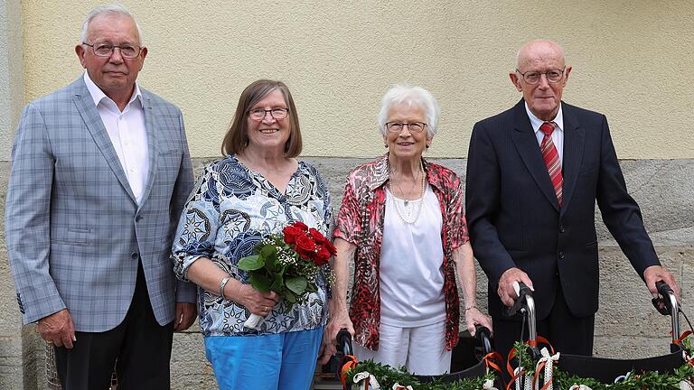 Kathi und Walter Wüst aus Stockheim (links) sind seit 60 Jahren verheiratet und haben ihre Diamantene Hochzeit gefeiert. Fast gleichzeitig haben Kathis Schwester Olga und ihr Mann Albert Eiserne Hochzeit gefeiert