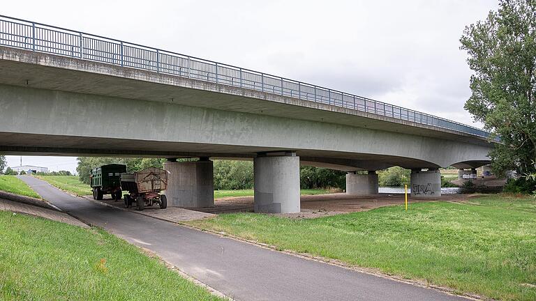 Die Autobahnbrücke über den Main bei Oberndorf muss in den kommenden Monaten ebenfalls an einigen Stellen saniert werden. Die Autobahnbrücke über den Main bei Oberndorf muss in den kommenden Monaten ebenfalls an einigen Stellen saniert werden. 