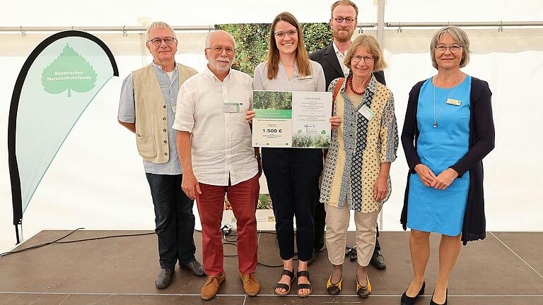 Das Foto zeigt (von rechts): Stiftungsvorstand Ulrike Lorenz und die Preisträger Maria Maak (Winterhäuser Walnussknacker), Harald Biedermann (Realschule am Maindreieck, Ochsenfurt), Anja Menger, Günther Maak, Peter Teufel (alle BN Ortsgruppe Winterhausen-Sommerhausen).&nbsp;