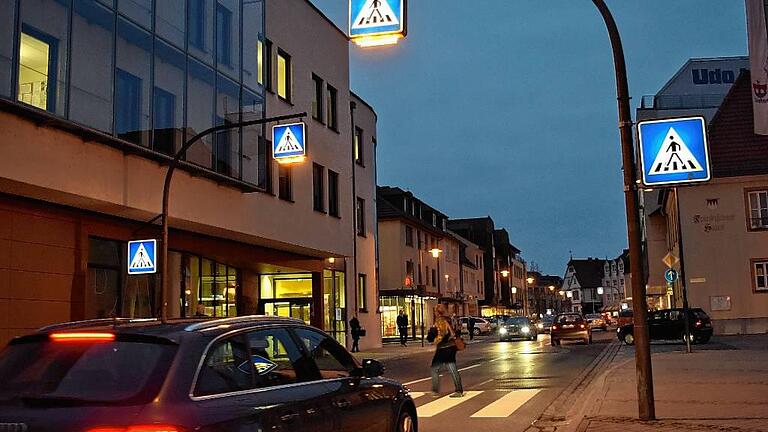 Fußgägerüberwege Luitpoldstraße Martkheidenfeld - Der Fußgängerüberweg in der Luitpoldstraße (B 8) in Marktheidenfeld vor dem Rathaus: Dort ereignete sich Ende Januar ein schwerer Unfall. Der Zebrastreifen selbst ist gut zu erkennen, ein Fußgänger wegen der vielen Lichter in der Umgebung nicht immer. Fußgägerüberwege Luitpoldstraße Martkheidenfeld - Der Fußgängerüberweg in der Luitpoldstraße (B 8) in Marktheidenfeld vor dem Rathaus: Dort ereignete sich Ende Januar ein schwerer Unfall. Der Zebrastreifen selbst ist gut zu erkennen, ein Fußgänger wegen der vielen Lichter in der Umgebung nicht immer.