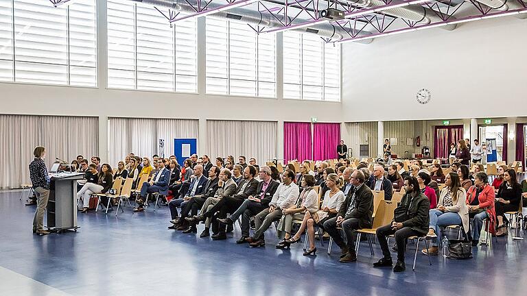 Bei einem Integrationskongress in der Würzburger Franz-Oberthür-Schule ging es um die Chancen, Geflüchtete als Fachkräfte in den Arbeitsmarkt zu integrieren.