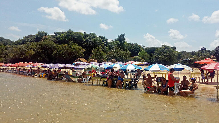 Wenn es im Amazonas Sandbänke gibt, werden sie gern als Badestrände mit Gastwirtschaft genutzt. Ein typisches Bild vom Schiff aus.