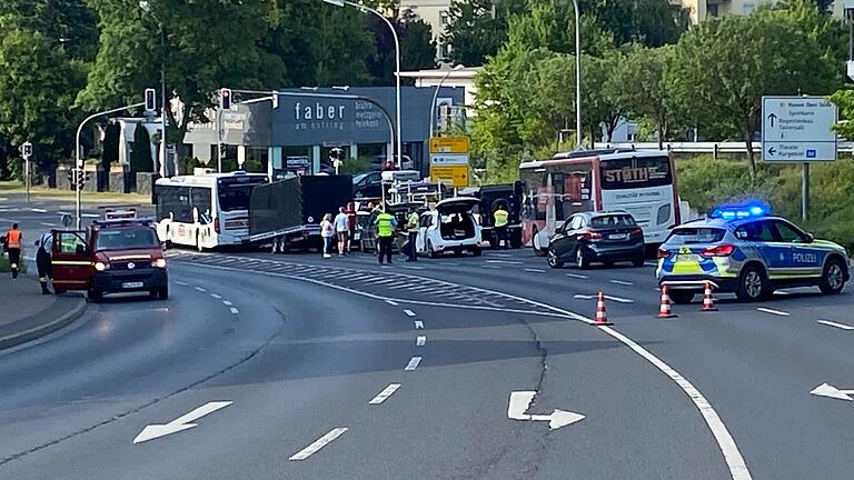 Komplizierte Verkehrssituation am Sonntagabend: Ein Anhänger hatte sich vom Zugfahrzeug gelöst, war über die Fahrbahn gerollt und hatte Fahrzeuge beschädigt. Komplizierte Verkehrssituation am Sonntagabend: Ein Anhänger hatte sich vom Zugfahrzeug gelöst, war über die Fahrbahn gerollt und hatte Fahrzeuge beschädigt.