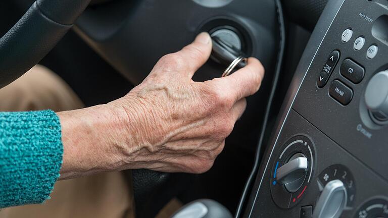 Gespräche über das Fahrvermögen der Eltern oder Großeltern enden oft im Familienstreit. Damit das nicht passiert, sollten Familien sich im Vorfeld Alternativen zum Auto überlegen. Gespräche über das Fahrvermögen der Eltern oder Großeltern enden oft im Familienstreit. Damit das nicht passiert, sollten Familien sich im Vorfeld Alternativen zum Auto überlegen.