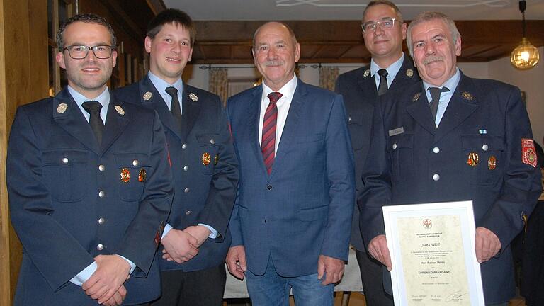 Martin Hüßner ist neuer Kommandant der Freiwilligen Feuerwehr Markt Einersheim, sein Stellvertreter ist Ralf Firnbach (von links). Bürgermeister Herbert Volkamer und Vorsitzender Sebastian Rudolf gratulierten dem neuen Ehrenkommandanten und Ehrenmitglied Reiner Wirth (weiter von links).