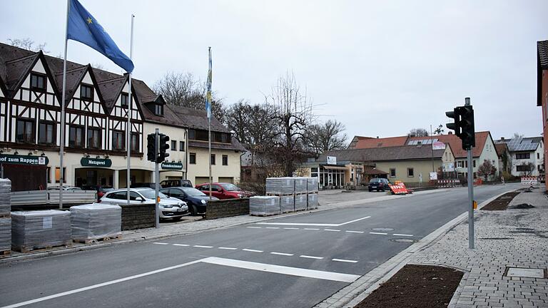 Die Ortsdurchfahrt von Oberickelsheim ist ab 21. Dezember wieder frei. Verändert wurde unter anderem die Einmündung der Straße von Rodheim. In der Ortsmitte gibt es zudem nun eine Ampel.