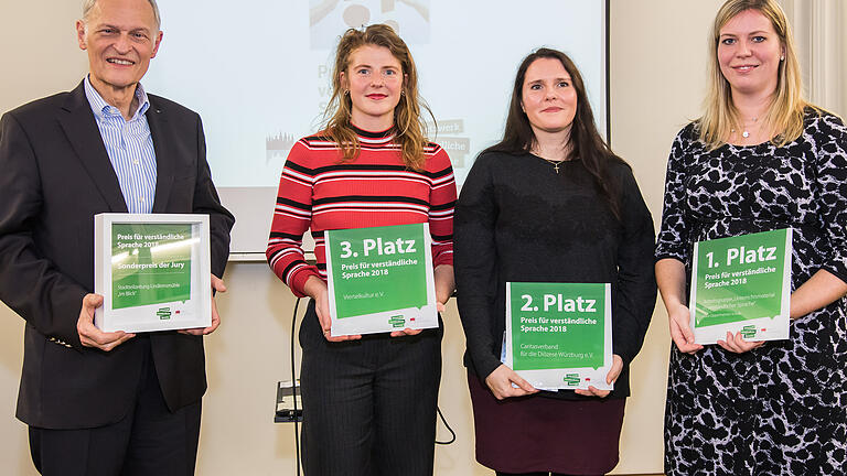 Die Stadt Würzburg und das Netzwerk verständliche Sprache vergaben am 15. Januar 2019 zum ersten Mal den 'Preis für verständliche Sprache'. Die Gewinnerinnen und Gewinner,&nbsp;Klaus Gierse, Nina Ditterich, Sylvia Wagner, Marlene Vandecar&nbsp;(v. li.), engagieren sich für eine Sprache, die nicht unnötig kompliziert ist.&nbsp;